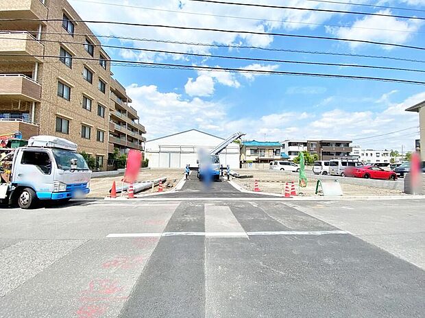 【前面道路含む現地写真】≪見学予約可能!≫前面道路は幅が8mありますので、陽当たり・風通し共に良好です!