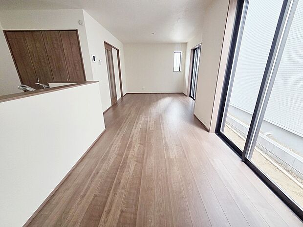 【リビング】≪Living room≫
大きな窓のあるリビングは、陽光あふれる明るい空間です。居心地良く、ご家族皆がゆったり寛げる憩いの空間となりそうです。