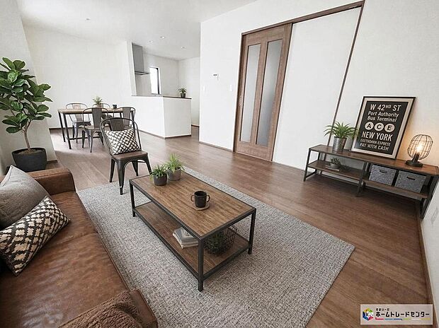 【リビング】≪Living room≫
ご家族との自然なコミュニケーションが生まれる対面キッチンを採用!暖かい光が降り注ぐ、温もりあふれるお住まいです☆
※家具をCGで加工しており、家具付き販売ではございません。