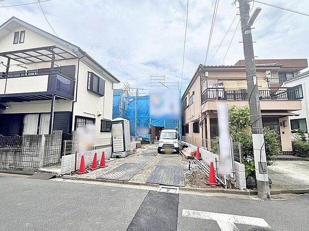 【前面道路含む現地写真】前面道路約4mの落ち着いた住環境。住民以外の通行も比較的少なく、穏やかで安心感のある暮らしを育みます。現地（2026年06月）撮影