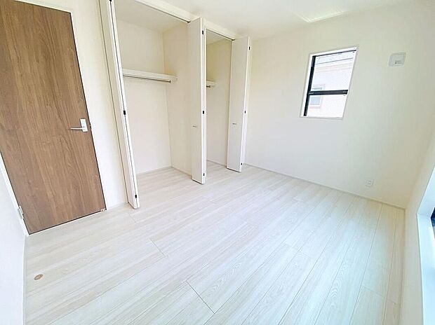 【リビング以外の居室】収納も完備しているので、お部屋は美しい空間を保てますね！