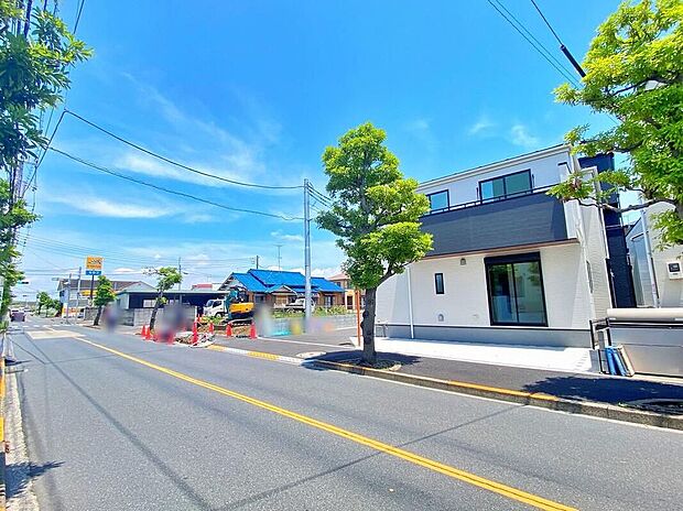 【前面道路含む現地写真】≪見学予約可能！≫整備された歩道があるので安心ですね♪