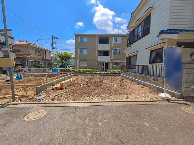 【現地外観写真】小学校まで徒歩6分でお子さまの通学も安心。スーパーも徒歩圏内に揃い、ご家族みんなが暮らしやすい住環境です。<現地(2026年6月)撮影>