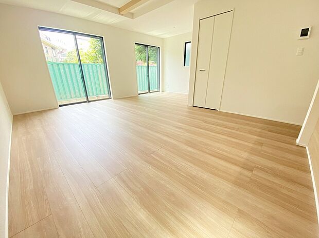 【リビング】≪Living room≫
大きな窓のあるリビングは、陽光あふれる明るい空間です。居心地良く、ご家族皆がゆったり寛げる憩いの空間となりそうです。