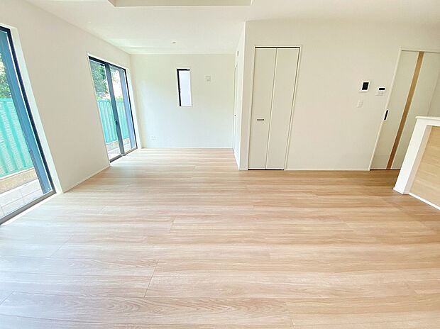【リビング】≪Living room≫
お陽さまの光をさわやかな風をたっぷりとりこめます。室内はいつも明るい印象なので気持ちの良い朝を迎えられます。毎日の生活も明るくなりそう。
