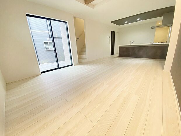 【リビング】≪Living room≫
大きな窓のあるリビングは、陽光あふれる明るい空間です。居心地良く、ご家族皆がゆったり寛げる憩いの空間となりそうです。