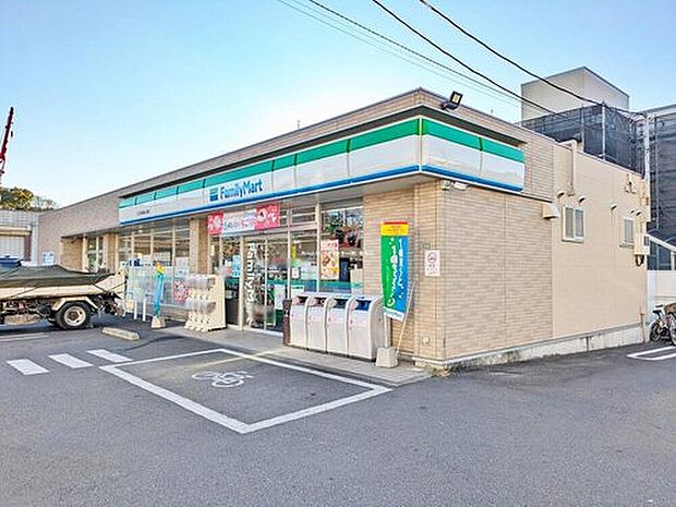 ファミリーマート足立東綾瀬公園店(約700m)