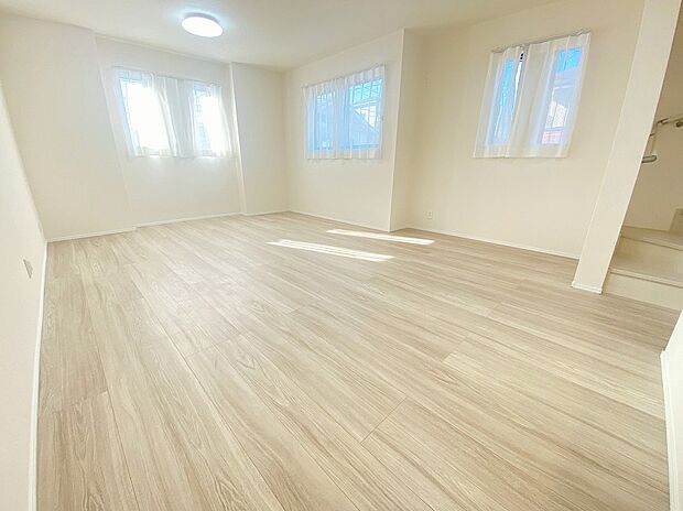 【リビング】≪Living room≫
道路からのプライバシーを確保しやすい「2階リビング」を採用。
2階リビングにすることで、陽当たりを良くし、人目も気にならずプライバシーを確保することが出来ます。