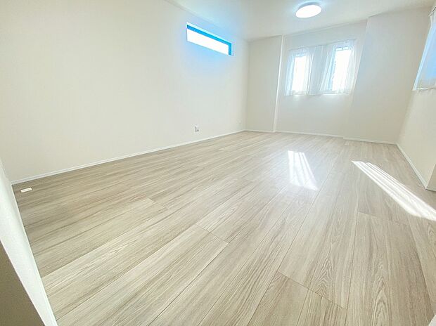 【リビング】≪Living room≫
広々とした開放感あふれるリビングです。ゆったり寛げる充分な広さがございますので、ご家族でインテリアのレイアウトを考えるのも楽しみになりそうです☆