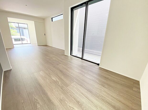 【リビング】≪Living room≫
大きな窓のあるリビングは、陽光あふれる明るい空間です。居心地良く、ご家族皆がゆったり寛げる憩いの空間となりそうです。