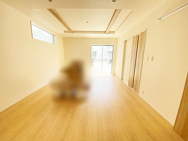【リビング】≪Living room≫
明るく開放感のあるリビング。折上天井があることでスタイリッシュな雰囲気を生み出してくれるのもポイントです♪