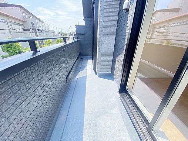 【バルコニー】≪Balcony≫
2部屋から出入り可能な広々としたバルコニー!日が差し込みやすく、洗濯物を干すのに最適です!休日には、日を感じながらゆったりと過ごす癒しの空間にもなりますね♪
