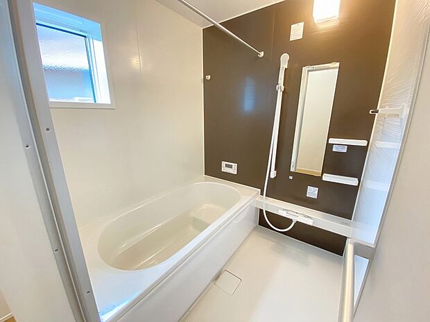【浴室】≪Bathroom≫
窓付きのバスルームは、採光もあり明るく気持ちの良い空間です。窓があることで、換気環境も良好。掃除もスムーズに出来ます。浴室乾燥機付き♪