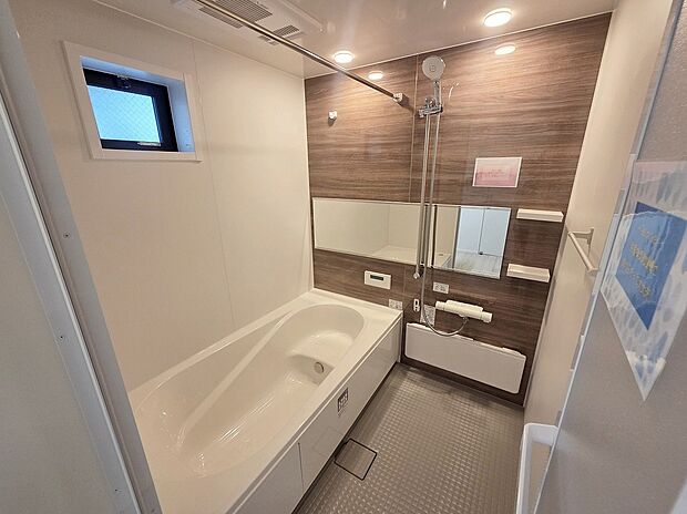 【浴室】≪Bathroom≫
毎日の疲れを癒す浴室は1坪タイプです。足を伸ばしてゆっくりとくつろげます。浴室乾燥機付きのバスルームとなっております♪