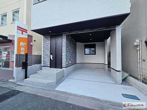 【現地外観写真】≪Car space≫
強烈な日差しや、雨風、ホコリなどから大切な車を守るビルトインガレージ。また悪天候の時など、身体を濡らすことなく乗降できる点も魅力的です。