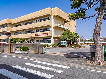 三郷市立八木郷小学校 120m (徒歩2分)