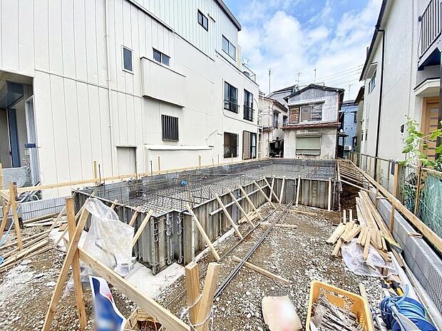 【現地外観写真】現地(2026年7月)撮影
基礎工事中の敷地写真。江戸川区春江町の現地で、土地面積104.29m2、木造2階建(完成予定2026年11月)、西側公道幅6m、駐車1台予定。
