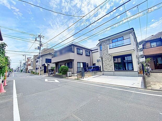 【前面道路含む現地写真】現地（2026年7月）撮影
道路側の外観写真。木造2階建、敷地113.58m2・建物112.07m2。駐車スペース有、道路幅7.3m。小岩駅徒歩18分。
