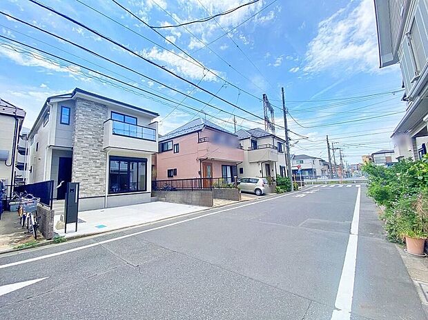 【前面道路含む現地写真】≪内覧以外にも資金計画やライフプランに寄り添ったご提案をいたします♪≫前道路は広々としていて駐車楽々◎カースペースは2台分！（※車種制限がある場合がございます。）