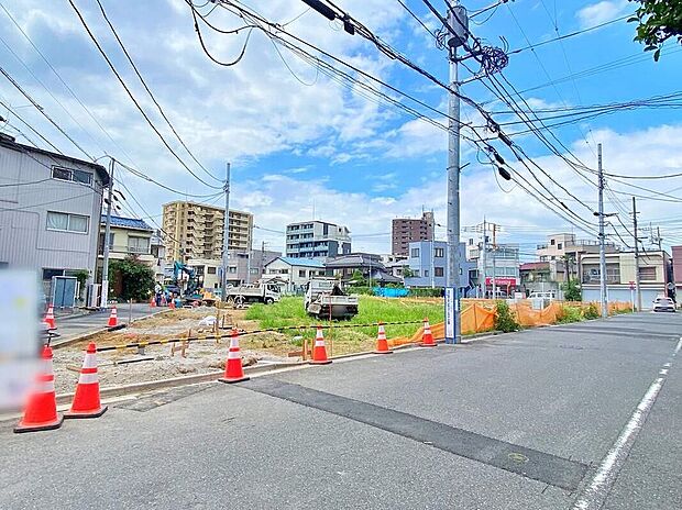 【前面道路含む現地写真】現地(2026年8月)撮影
造成中の分譲地の外観。整形地の区画が整い、工事車両やカラーコーンが見えます。前面道路はアスファルト舗装(幅6~9.5m)です。