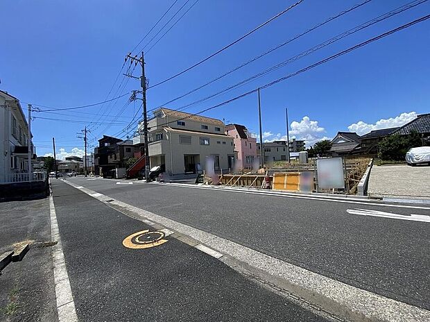 【前面道路含む現地写真】≪現地ご案内は便利なネット予約も可能です!お気軽にお問い合わせください♪≫小学校、中学校、複数スーパーが徒歩10分圏内に揃う、ご家族みんなが暮らしやすいエリアです♪