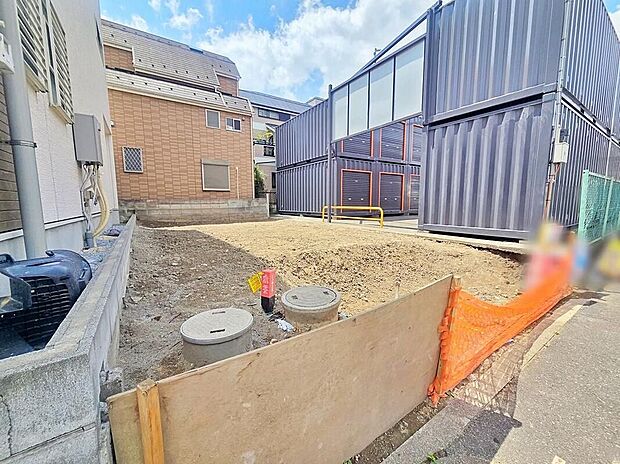 【現地外観写真】現地（2026年8月）撮影　大切なお車を雨風から守るビルトインガレージ付き！（※車種制限がある場合がございます。）