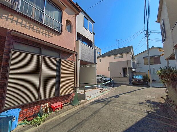 【 前面道路含む現地写真】現地（2026年8月）撮影　
前面道路は交通量少なめの4m道路！お車の駐車も楽々です♪　
小学校：徒歩7分　中学校：徒歩3分！お子様も安心して通学出来ますね♪