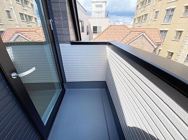 【≪Balcony≫】心地よい陽射しや爽やかな風を楽しむことが出来るバルコニー。
晴れた日にはたっぷりの洗濯物や布団を干せます!