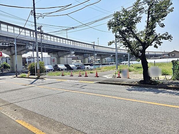 【前面道路含む現地写真】現地（2026年8月）撮影◯広々16帖以上のLDK！対面キッチンからはLDK全体を見渡せ、家族との会話が弾みます♪