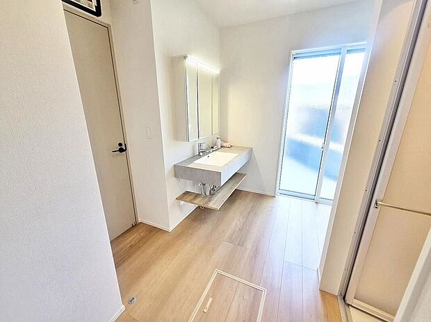 【≪Powder room≫】明るく清潔感溢れるサニタリースペース!お手入れのしやすさに定評がある上に、すっきりとしたモダンなデザインです♪