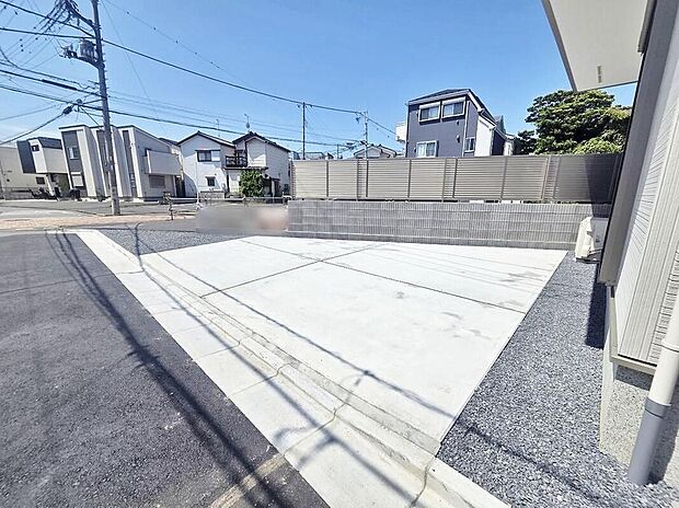 【駐車場】駐車スペースは車種により2台分を確保しております。ご夫婦それぞれ車を所有できるだけでなく、空いたスペースにはお子様の自転車なども置ける空間です。現地(2026年8月)撮影