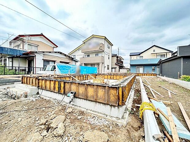 【現地外観写真】2区画分譲地の一画、基礎工事中の様子です。整形地で南側約8.9m公道に面し、完成予定は2026年11月です。現地(2026年9月)撮影。