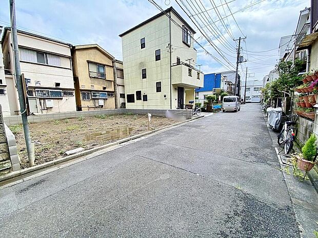 【現地外観写真】≪見学予約可能!≫
カースペース1台♪
前面道路は交通量少なめの5m道路。お車の駐車も楽々です♪