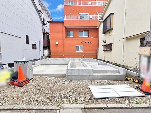 【前面道路含む現地写真】≪内覧以外にも資金計画やライフプランに寄り添ったご提案をいたします♪≫小学校徒歩3分!中学校徒歩9分!お子様の通学も安心♪スーパーも徒歩圏にある暮らしやすいエリアです♪
