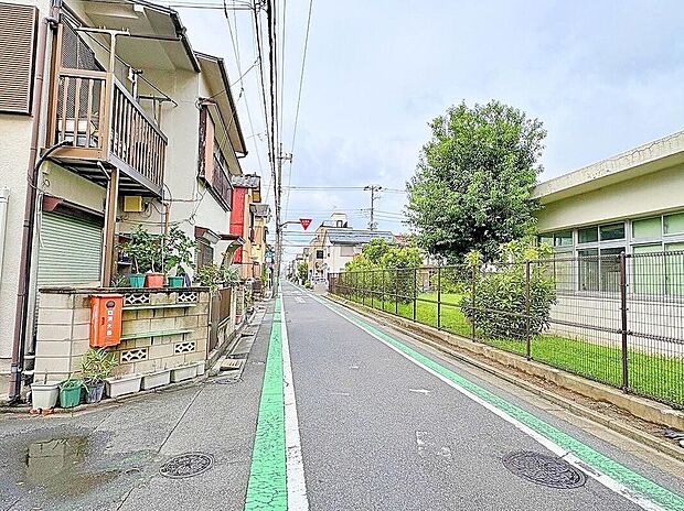 【前面道路含む現地写真】前面道路はアスファルト舗装・幅約4m。住宅街に面し右手に緑地が見える立地です。現地（2026年9月）撮影