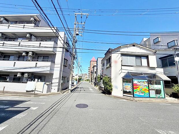 【前面道路含む現地写真】≪見学予約可能!≫お客様に合った資金計画書の作成や近隣の完成物件のご紹介も可能です♪※解体工事前の写真です