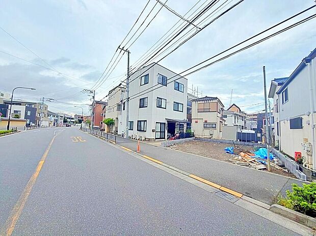 【前面道路含む現地写真】現地(2026年9月)撮影
幅員16mのアスファルト舗装道路に面する外観写真。敷地85.87m2・木造3階建の外観と駐車スペースが確認できます。最寄りは一之江駅徒歩9分。