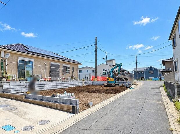 【前面道路含む現地写真】≪見学予約可能!≫カースペース並列2台駐車可能(車種によります)♪陽当たり・風通しの良い南側道路に面したお住まいです♪