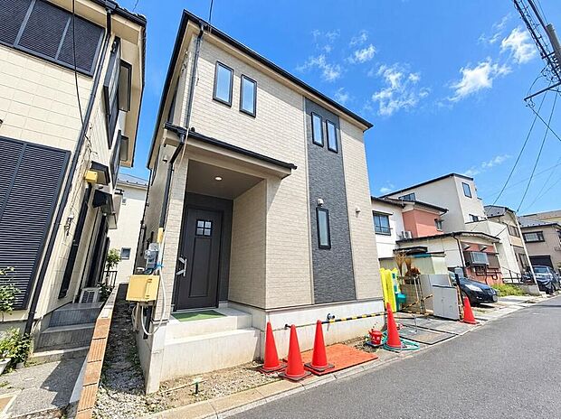 【現地外観写真】≪現地ご案内は便利なネット予約も可能です!お気軽にお問い合わせください♪≫
モダンで落ち着いた外観があなたを温かく迎えてくれます。
地震に強いオリジナル工法をお確かめください!