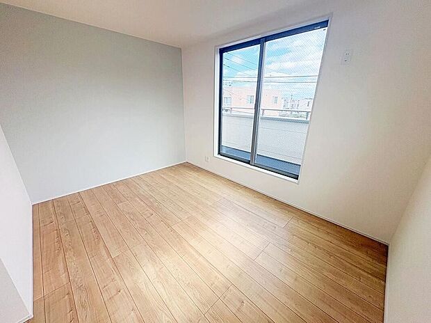 【≪Room≫】広さと収納力を兼ね備えた使いやすい洋室。家具の配置の自由度が高く、子供部屋や書斎としても活用しやすい汎用性の高い空間が魅力です。