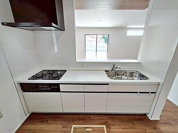 ２号棟
収納力豊富なシステムキッチン。
大型スライド収納付きで、すっきり片付けやすいキッチンです。
床下収納もついています♪