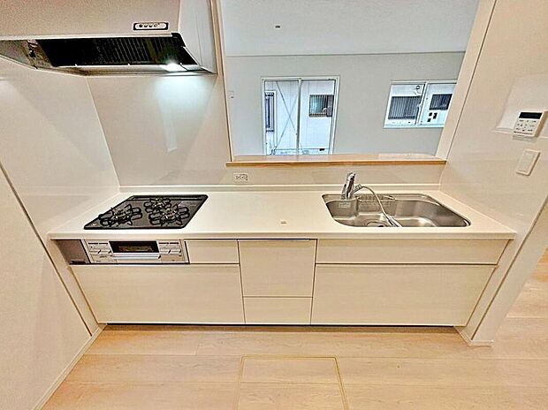 ２号棟
収納力豊富なシステムキッチン。
大型スライド収納付きで、すっきり片付けやすいキッチンです。　　
床下収納もついています♪