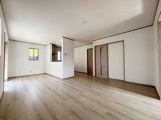 A号棟
陽光降り注ぐ約１６．７５帖の広々としたリビングです♪
採光良好です！　
家族団らんの時間も増えそうなくつろぎの場所になりそう♪