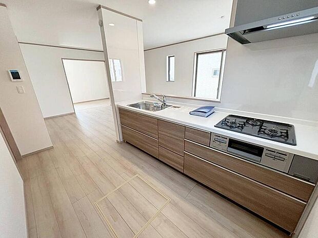 A号棟
収納力豊富なシステムキッチン。
大型スライド収納付きで、すっきり片付けやすいキッチンです。
床下収納もついています♪