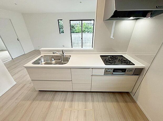 A号棟
収納力豊富なシステムキッチン。
大型スライド収納付きで、すっきり片付けやすいキッチンです。床下収納もついています♪