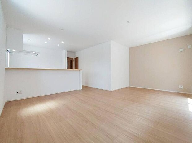 対面式キッチン仕様の約１７帖のリビング♪
採光良好です！　
家族団らんの時間も増えそうなくつろぎの場所になりそう♪