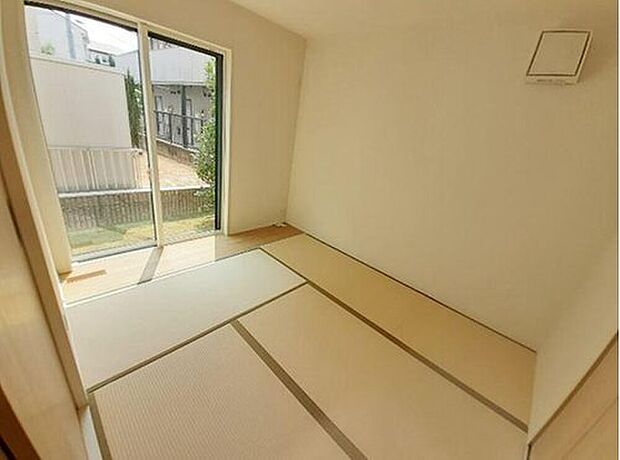 １号棟
客間としても便利な和室♪
ご年配の方の居室やお子様の遊びスペースとしても便利♪