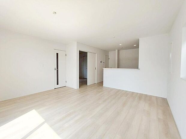 ４号棟
明るい雰囲気が心地いい１９．５帖の広々リビング♪
採光良好です！　　
家族団らんの時間も増えそうなくつろぎの場所になりそう♪　　