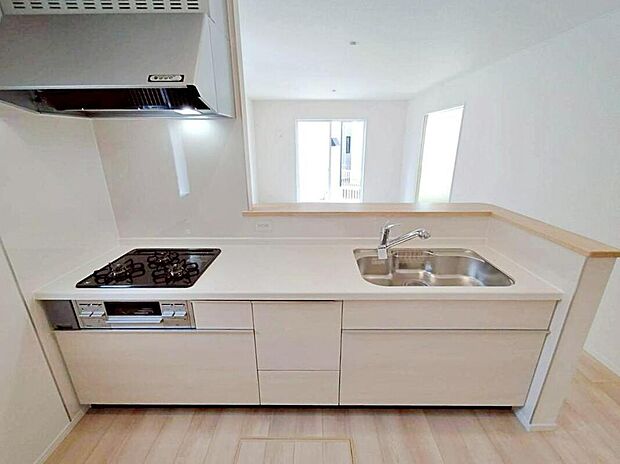 収納力豊富なシステムキッチン。
大型スライド収納付きで、すっきり片付けやすいキッチンです。
床下収納もついています♪