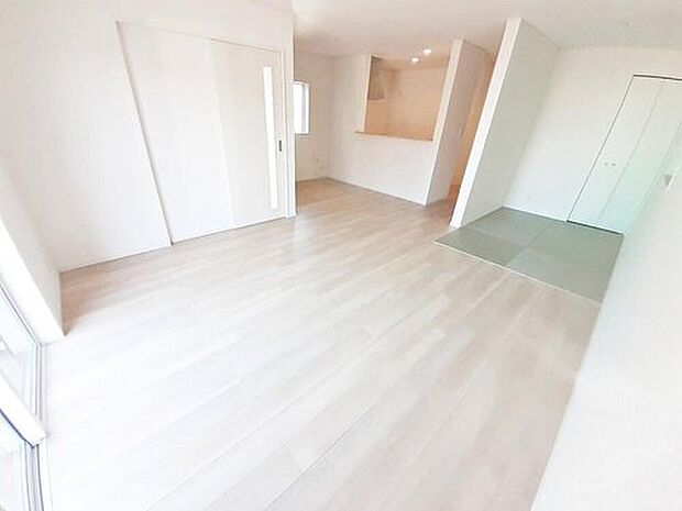 １号棟
明るい雰囲気が心地いい１９．５帖の広々としたリビング♪
リビング階段仕様です♪
対面式キッチンは、家事をしながら家族の様子が一目でわかる安心＆便利設備♪